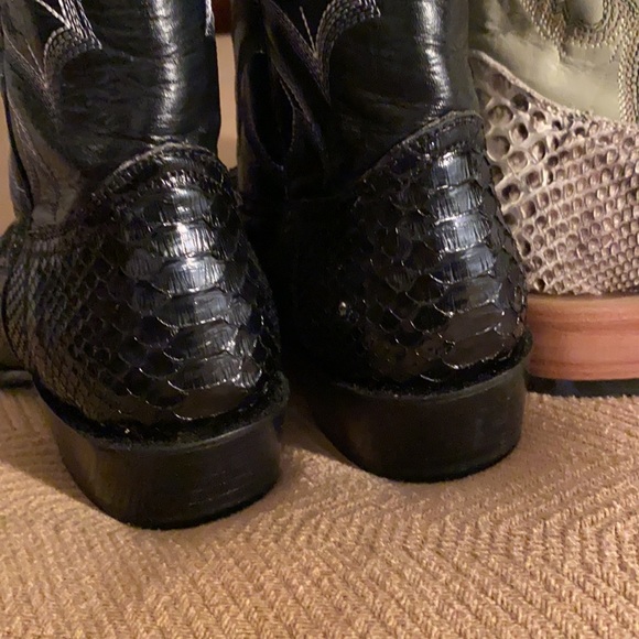 Two lovely Boots - Picture 15 of 16